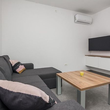 Apartment Spanic 1 Vir Exterior photo