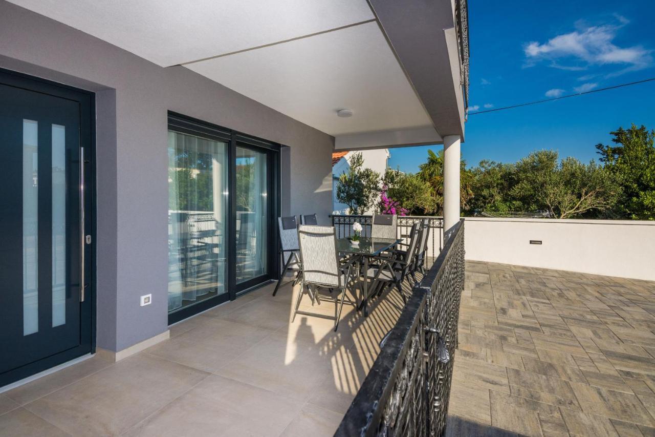 Apartment Spanic 1 Vir Exterior photo
