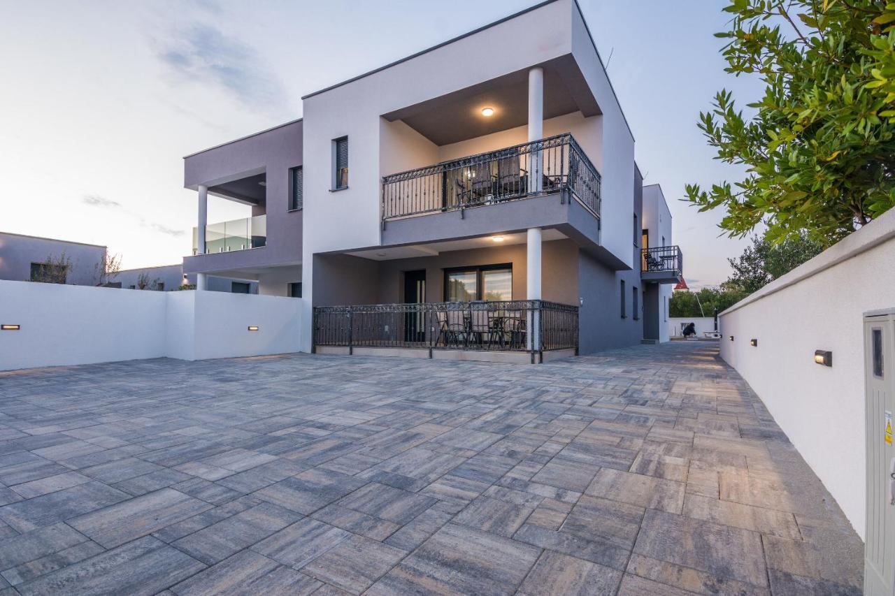 Apartment Spanic 1 Vir Exterior photo